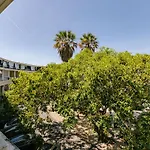Rent4rest Beachfront شقة