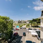 Rent4rest Beachfront * إستوريل