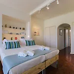 Rent4rest Beachfront شقة