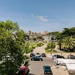 Rent4rest Beachfront شقة *