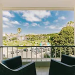 Rent4rest Beachfront شقة