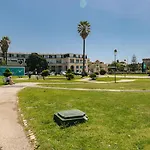 Rent4rest Beachfront * إستوريل