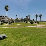 Rent4rest Beachfront شقة