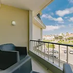 Rent4rest Beachfront شقة *