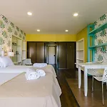 Rent4rest Beachfront شقة *