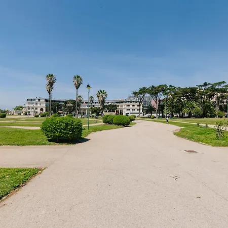 Rent4rest Beachfront شقة *