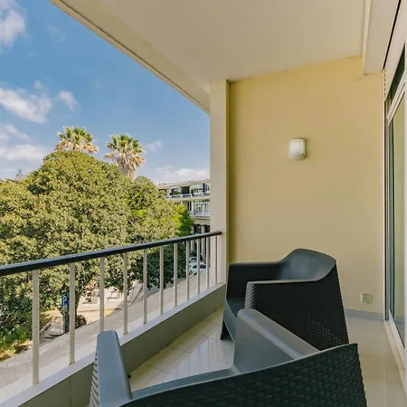 Rent4rest Beachfront شقة