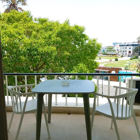 Rent4rest Beachfront Apartamento